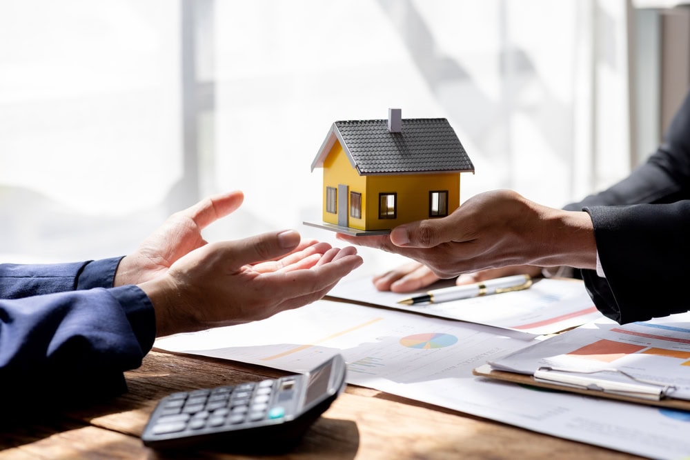 Real,Estate,Agents,Offer,Contracts,To,Buy,Or,Rent,Housing.